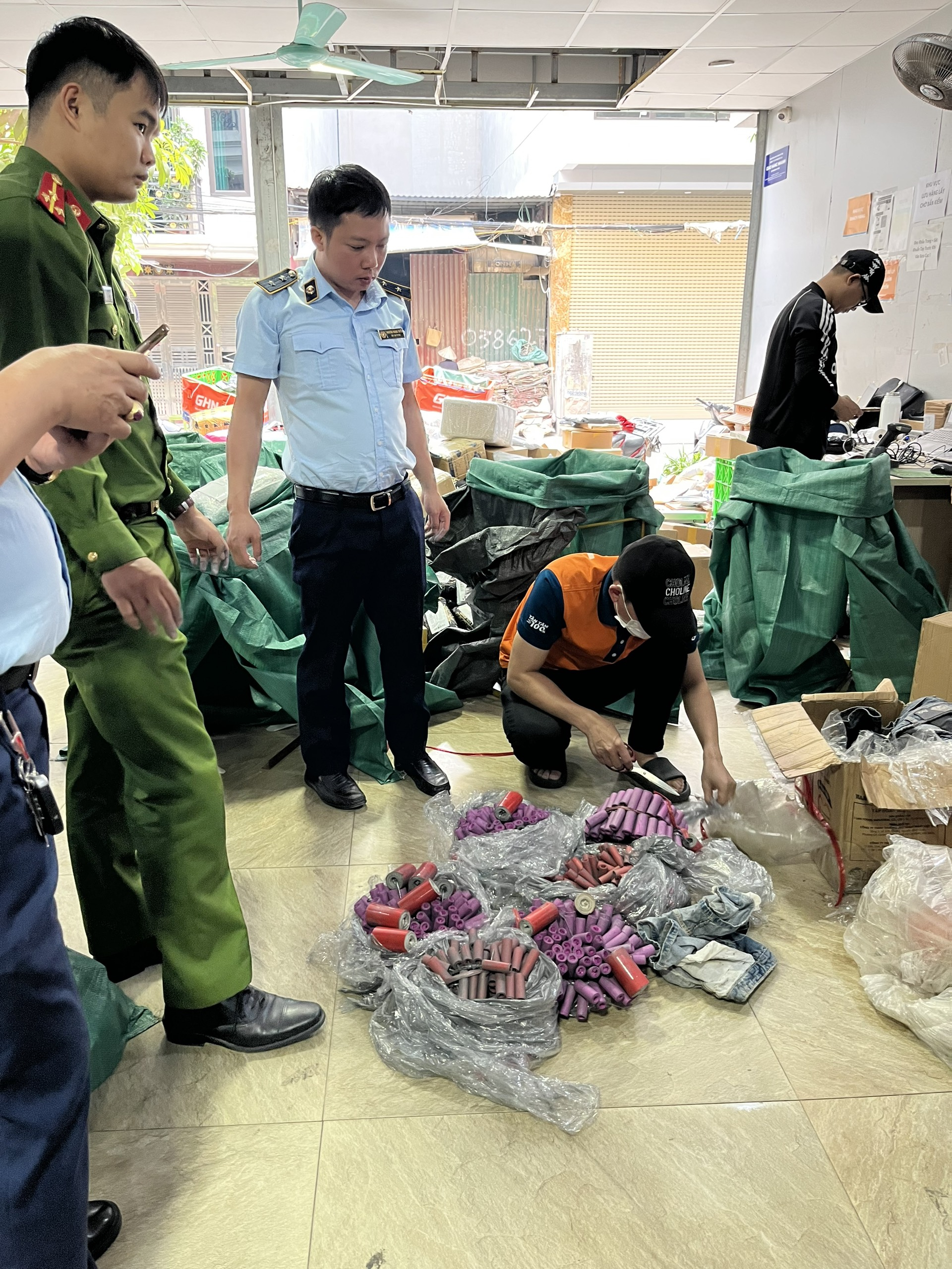 ha noi phat hien hon 11 kg hang hoa nghi van la phao no hinh 2