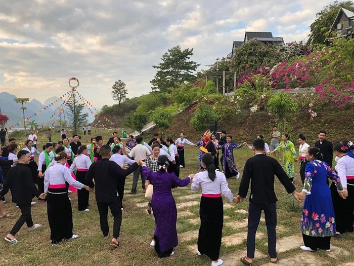 thi sinh hoa hau du lich the gioi trai nghiem le hoi goi dau cua nguoi thai hinh 3