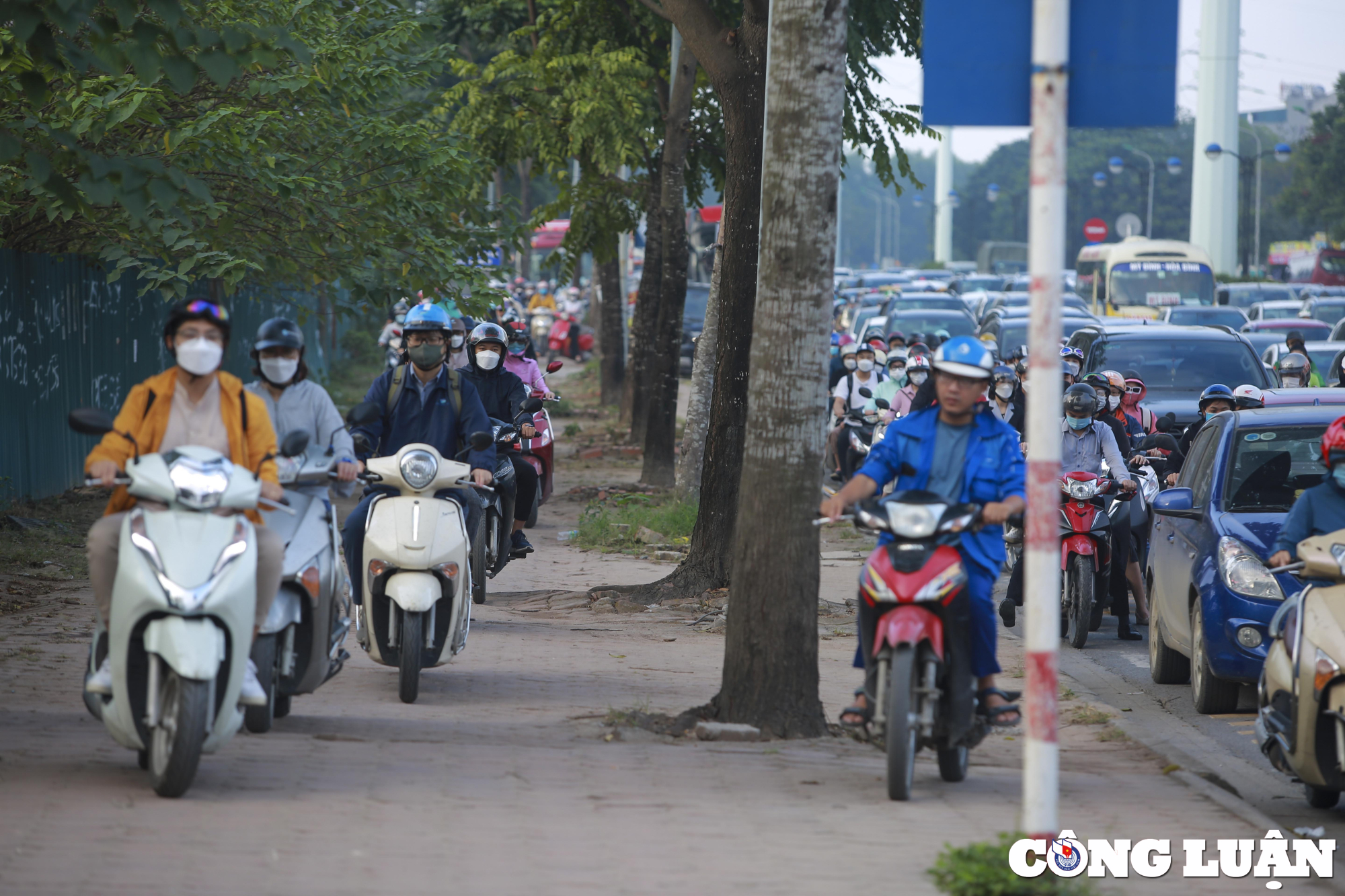 ha noi un u giao thong huong chau van liem  le quang dao ngay dau thi diem phan luong hinh 4