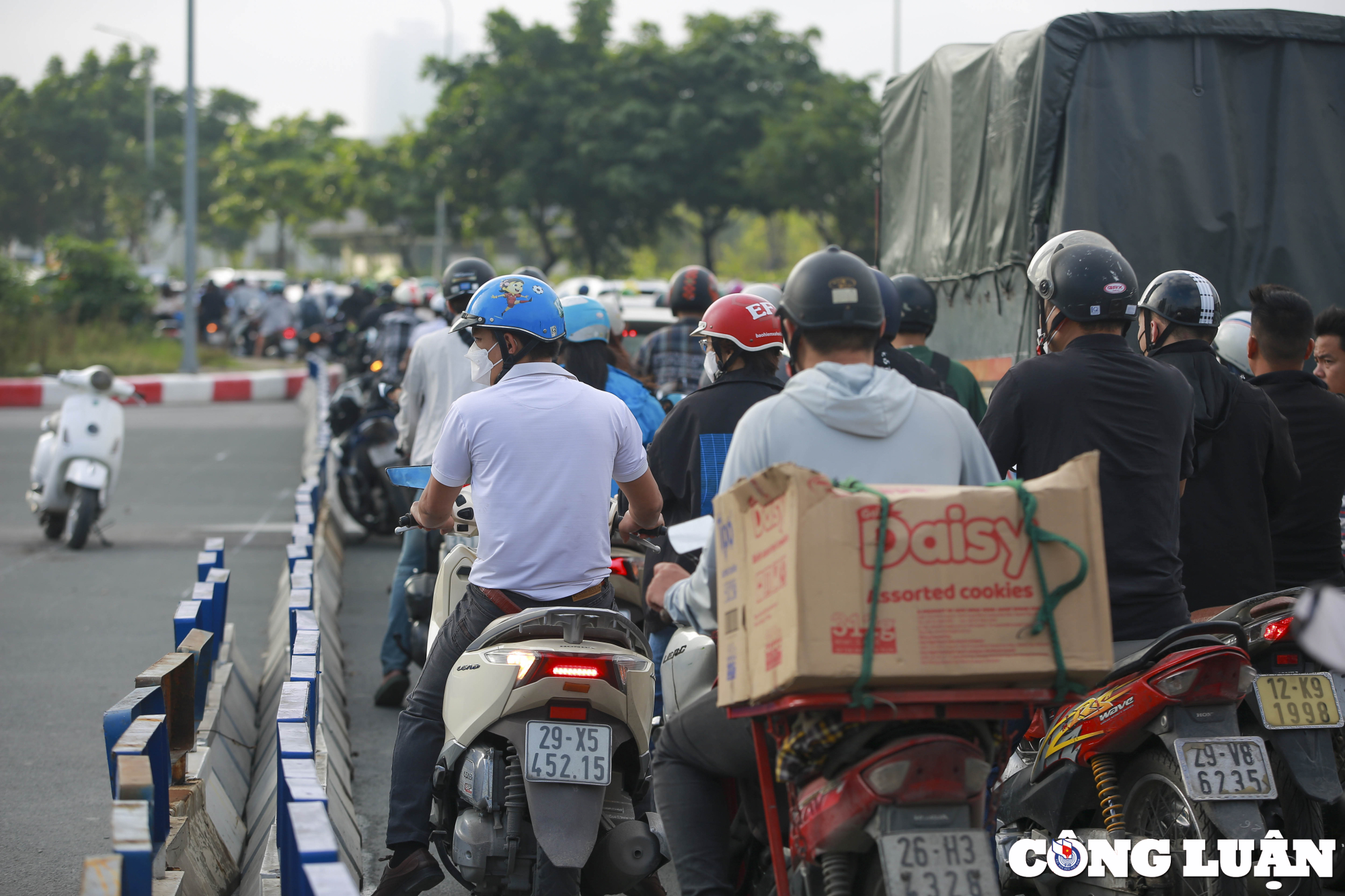 ha noi un u giao thong huong chau van liem  le quang dao ngay dau thi diem phan luong hinh 11