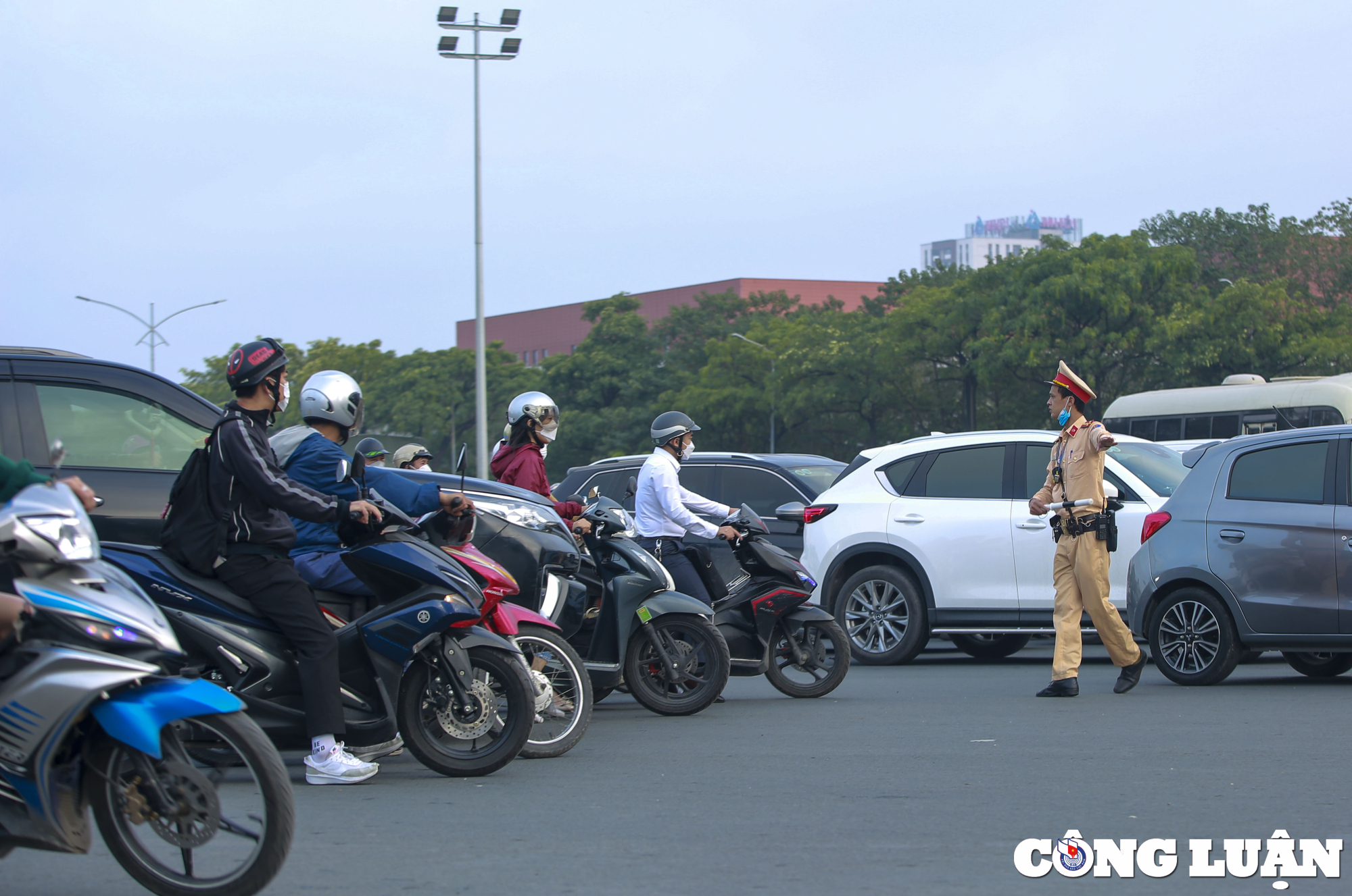 ha noi un u giao thong huong chau van liem  le quang dao ngay dau thi diem phan luong hinh 6