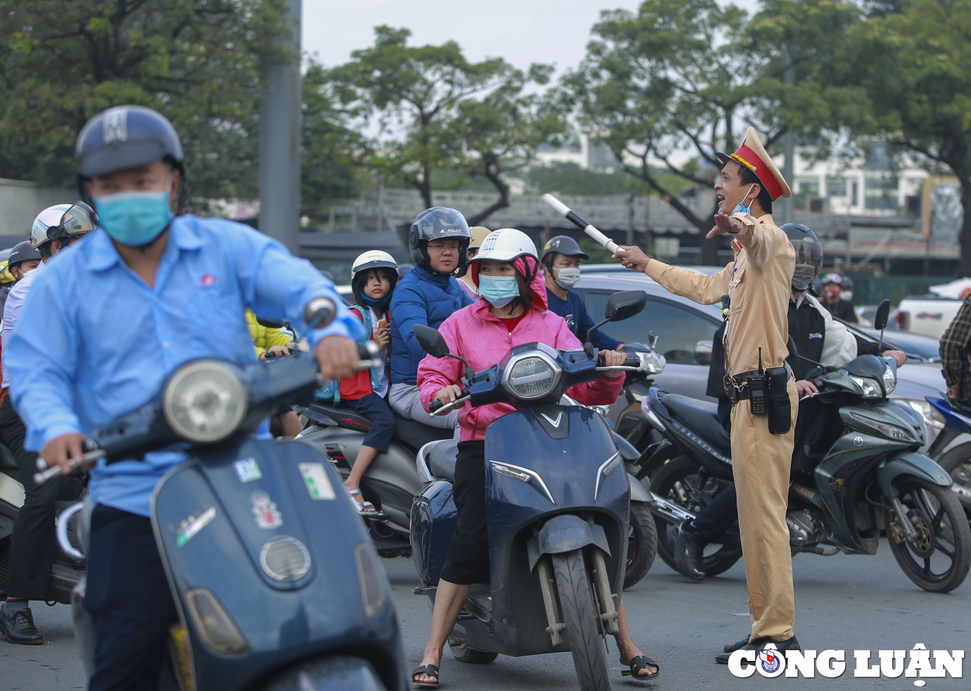 ha noi un u giao thong huong chau van liem  le quang dao ngay dau thi diem phan luong hinh 9