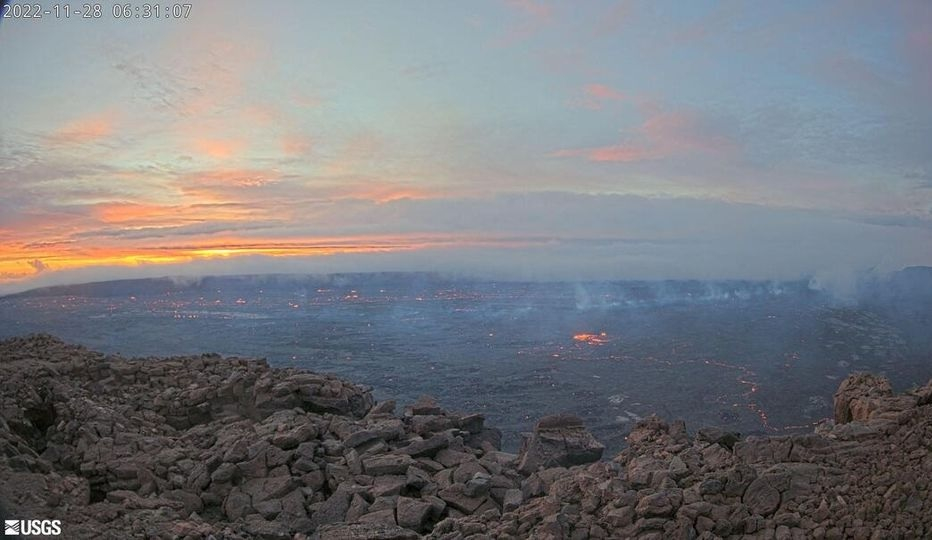 nui lua lon nhat the gioi phun trao nhuom do bau troi hawaii hinh 2