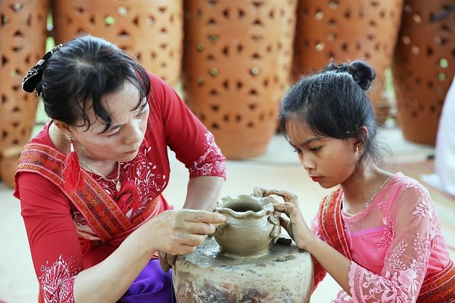 unesco vinh danh nghe thuat lam gom cua nguoi cham hinh 1