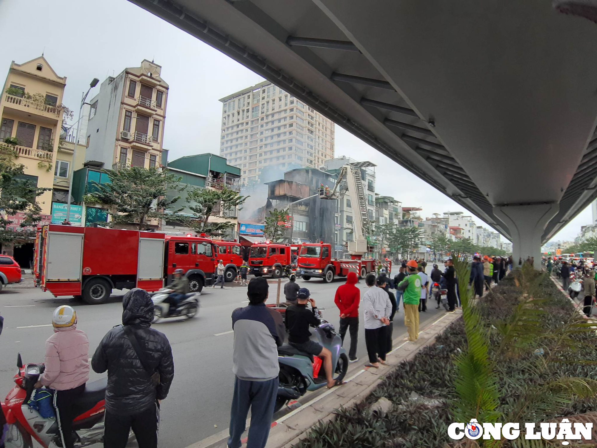 ha noi chay lon tai ngoi nha 4 tang tren pho minh khai hinh 7