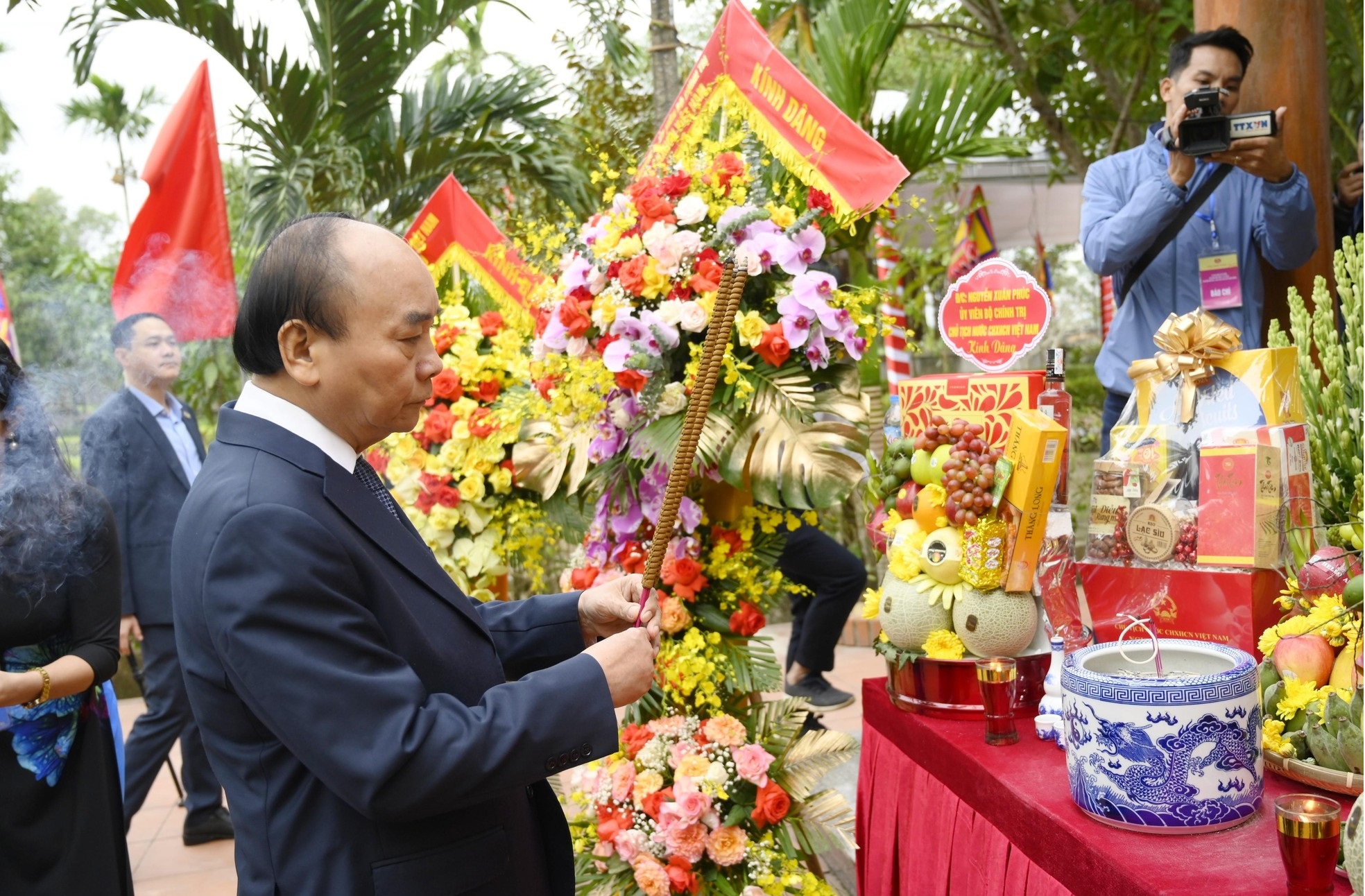 chu tich nuoc nguyen xuan phuc dang huong tuong niem tri an cac bac tien boi tai nghe an hinh 1