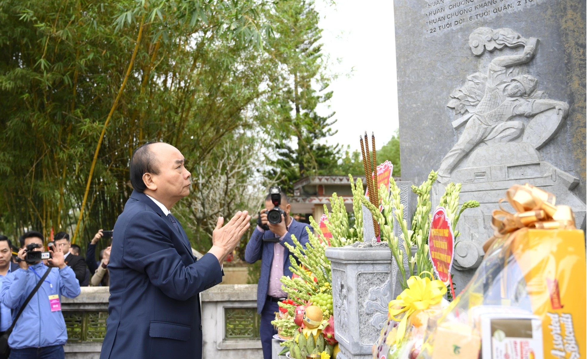 chu tich nuoc nguyen xuan phuc dang huong tuong niem tri an cac bac tien boi tai nghe an hinh 2