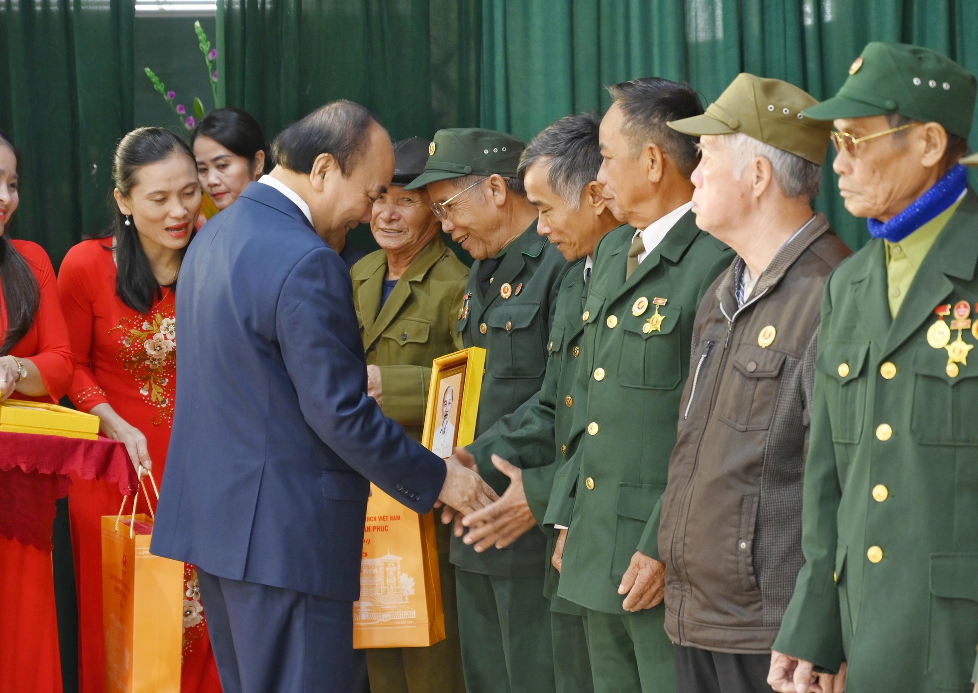 chu tich nuoc nguyen xuan phuc dang huong tuong niem tri an cac bac tien boi tai nghe an hinh 3