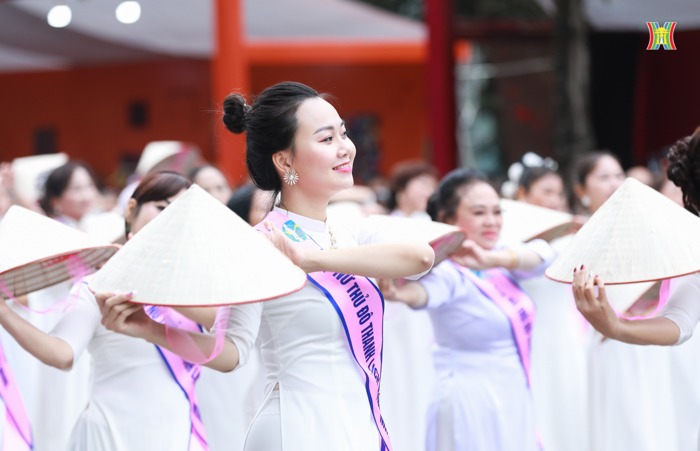 an tuong man dong dien ao dai cua 1000 phu nu thu do hinh 4