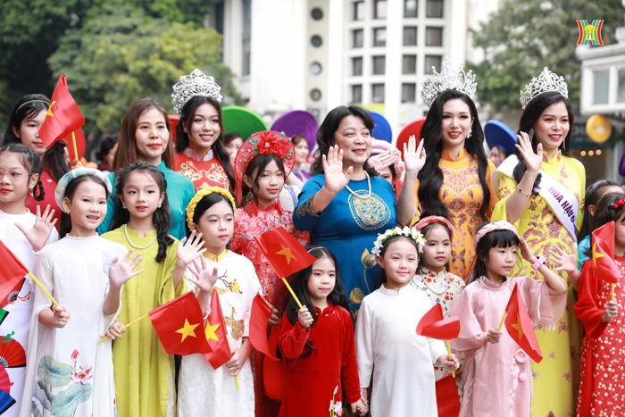 an tuong man dong dien ao dai cua 1000 phu nu thu do hinh 5