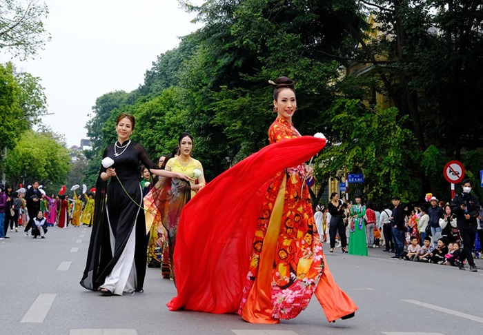 an tuong man dong dien ao dai cua 1000 phu nu thu do hinh 1