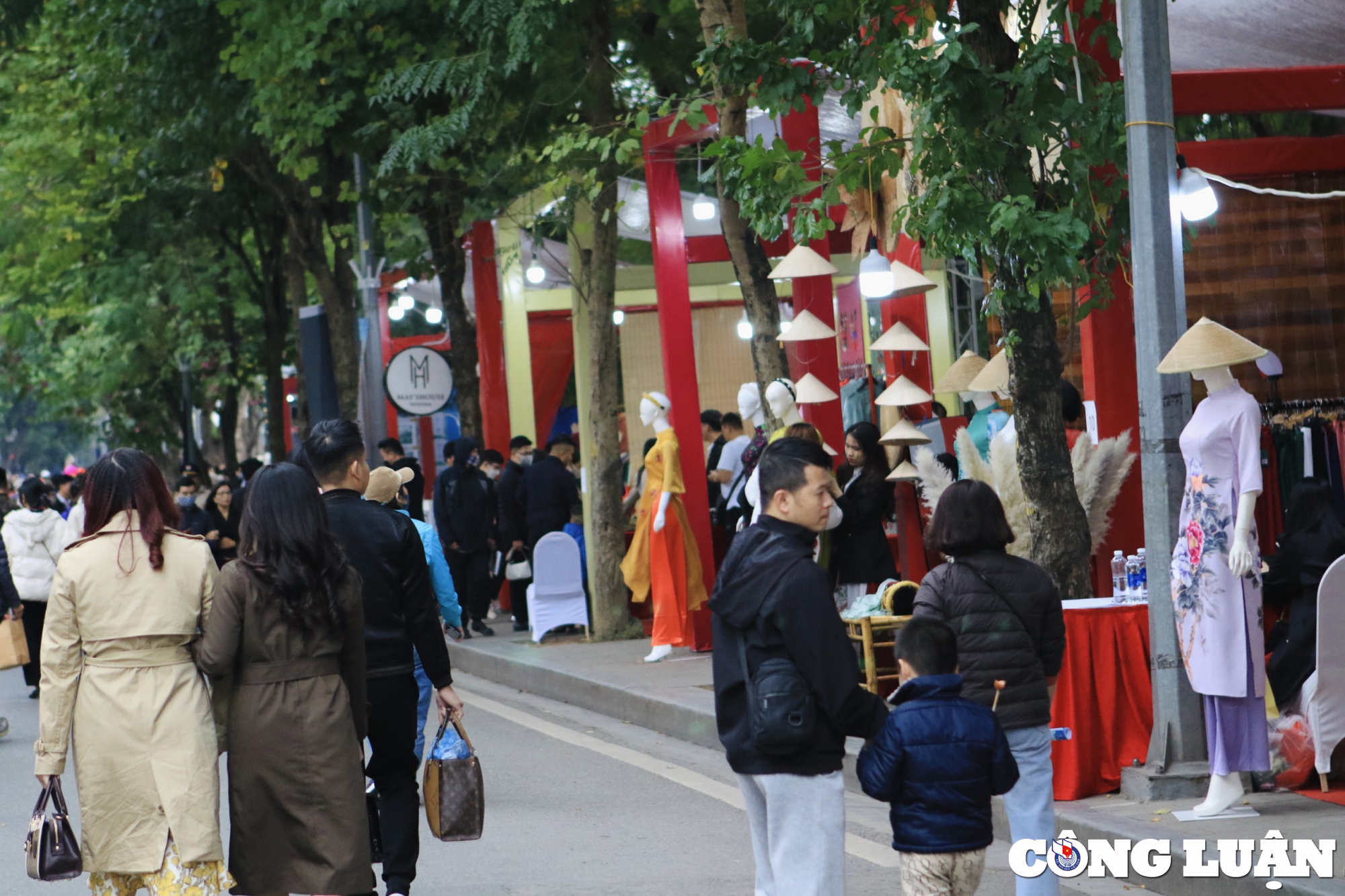 nhon nhip nguoi dan mua sam ao dai truyen thong tai pho di bo ho guom hinh 1