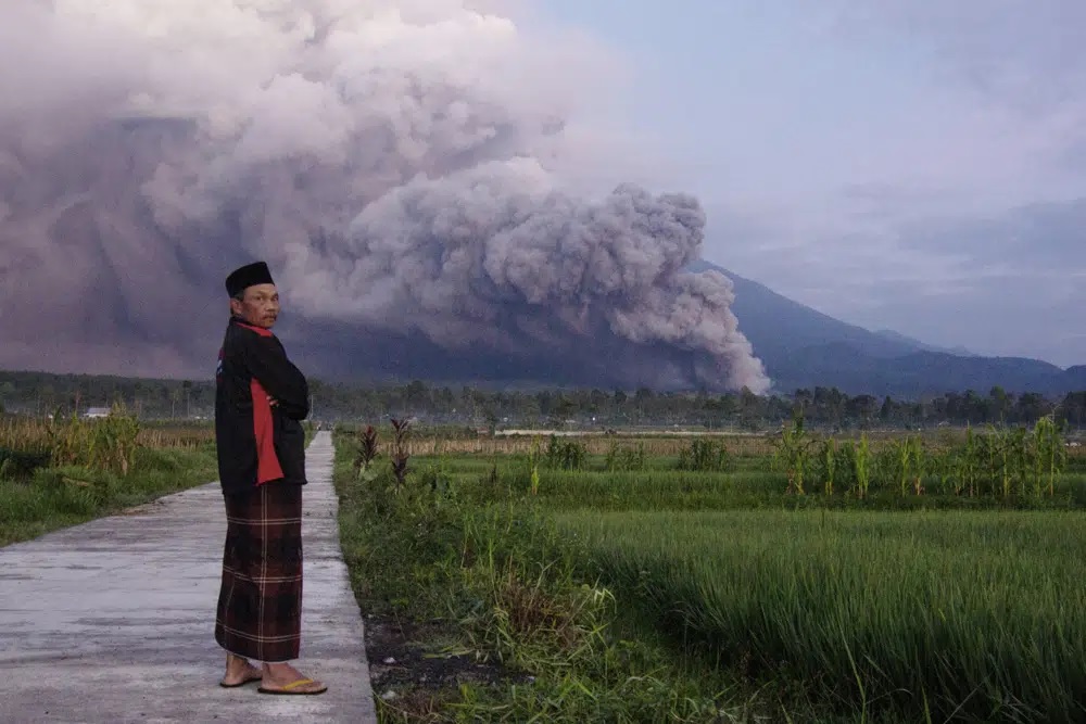 nui lua phun trao indonesia nang canh bao len muc cao nhat hinh 1