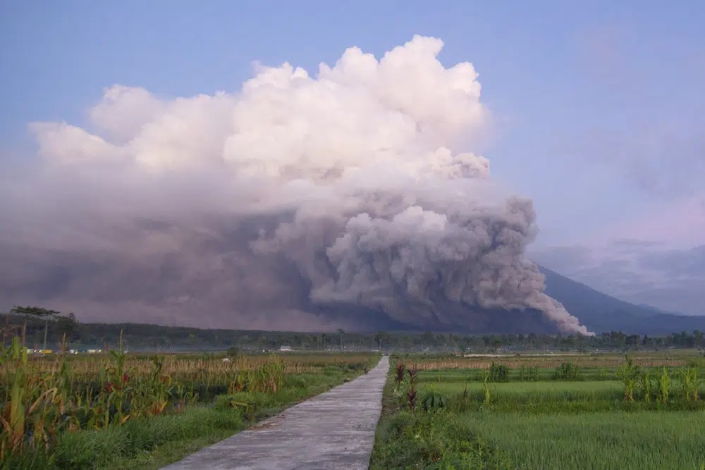 nui lua phun trao indonesia nang canh bao len muc cao nhat hinh 2