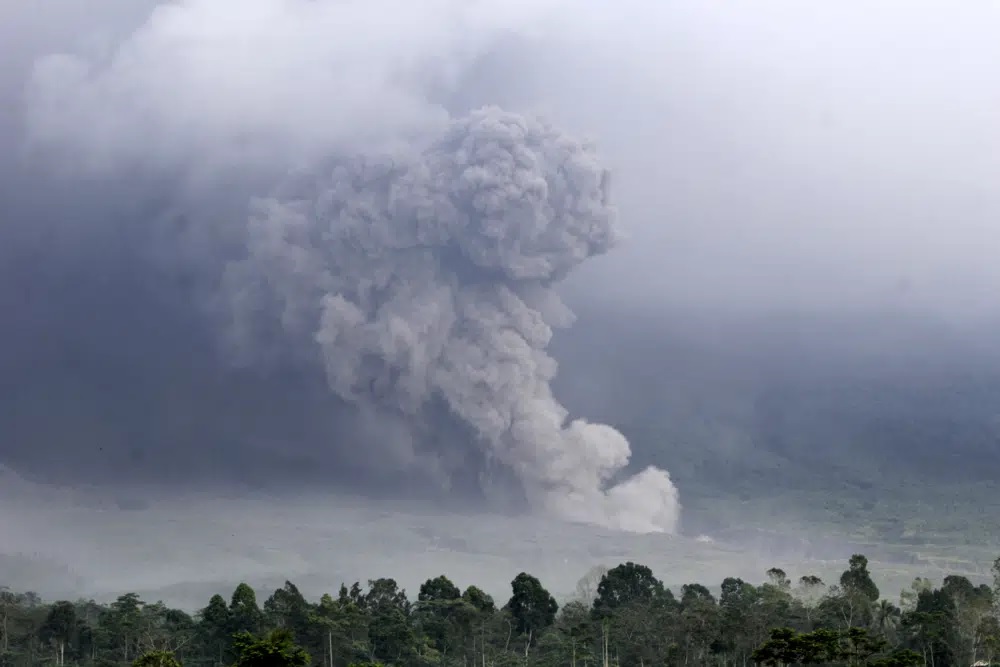 nui lua phun trao indonesia nang canh bao len muc cao nhat hinh 3