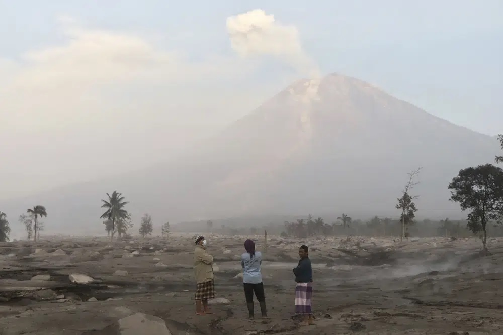 nui lua phun trao o indonesia chon vui nhieu nha cua va cong trinh hinh 2