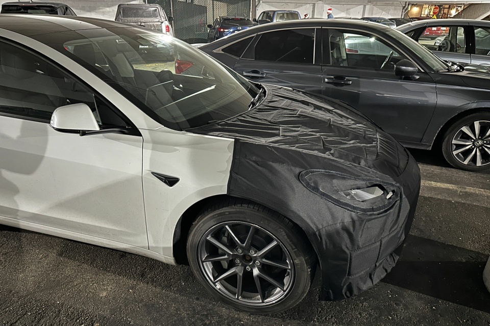 xe dien tesla model 3 phien ban moi lan banh tren duong hinh 1