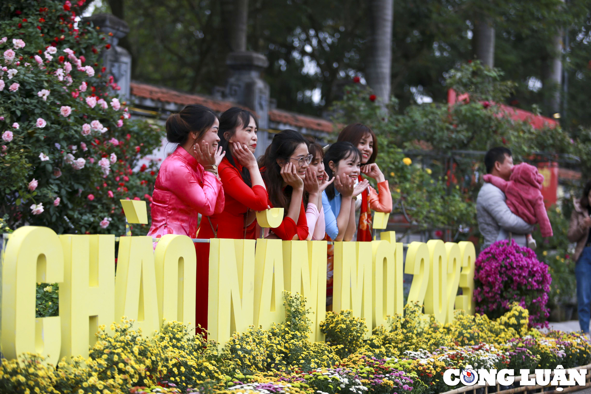 ha noi hang nghin nguoi dan do ve le hoi hoa me linh trong ngay dau khai mac hinh 9