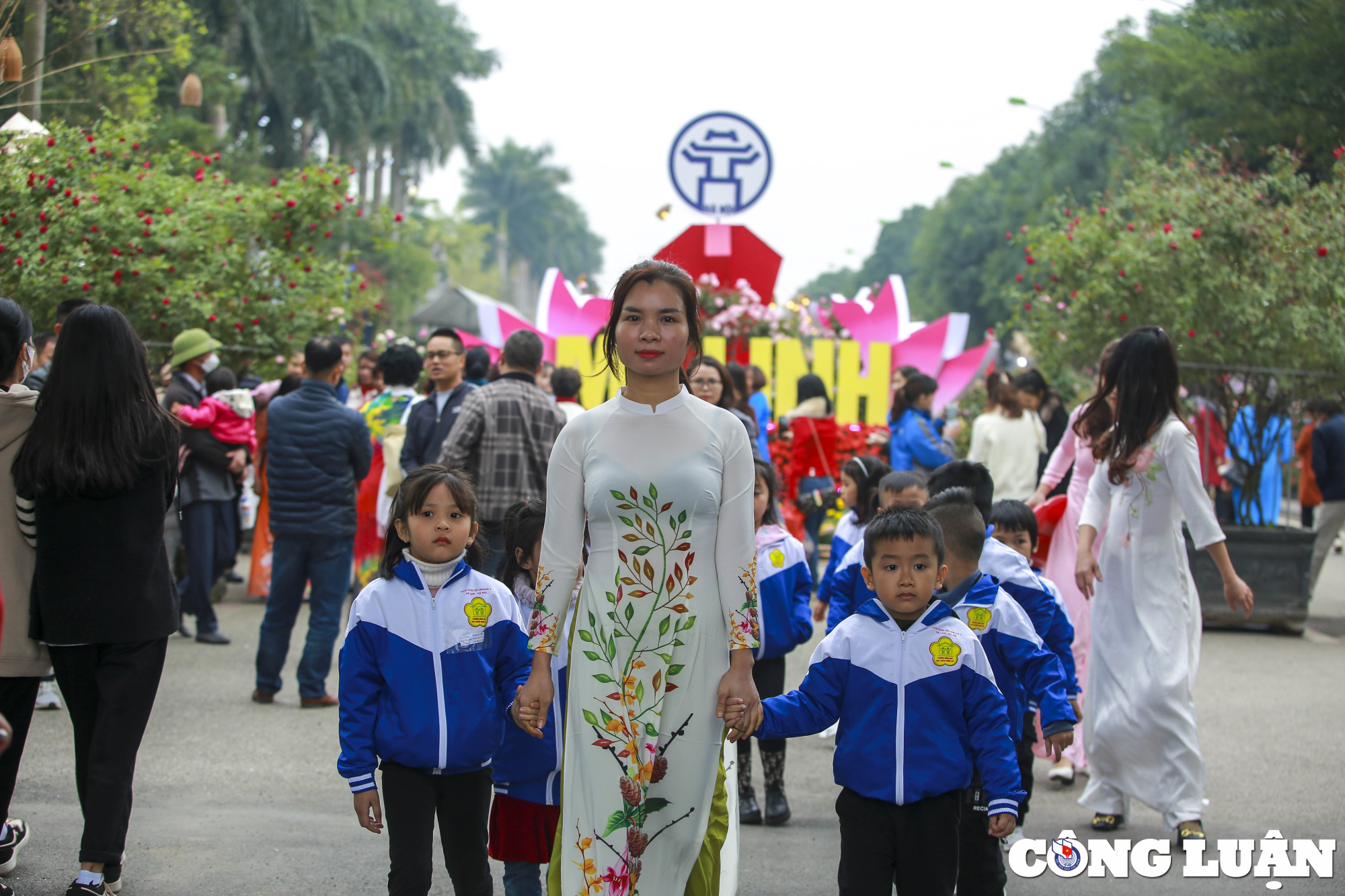 ha noi hang nghin nguoi dan do ve le hoi hoa me linh trong ngay dau khai mac hinh 4