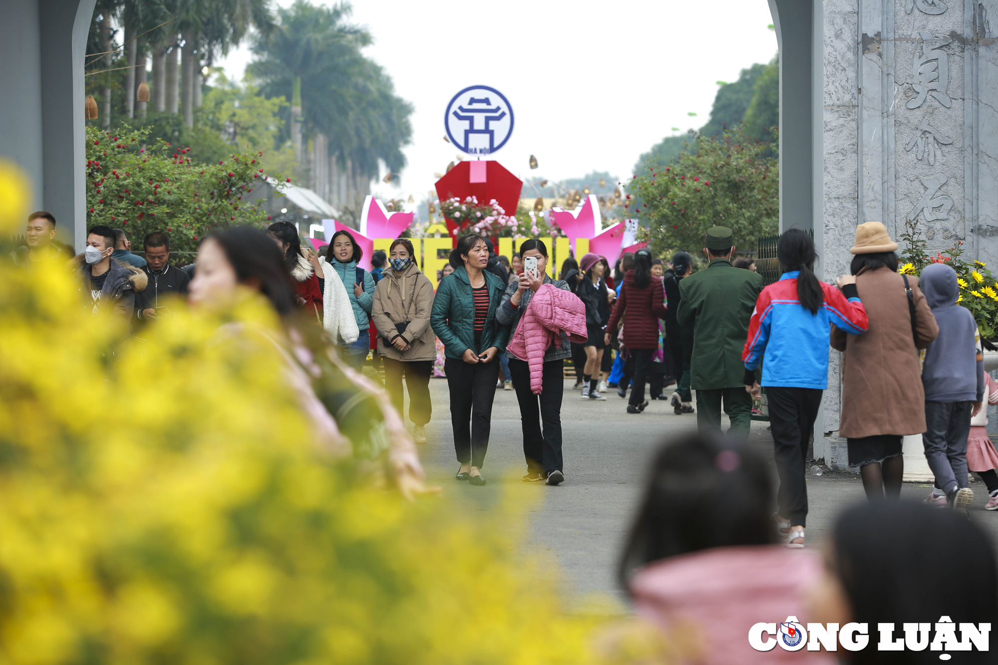 ha noi hang nghin nguoi dan do ve le hoi hoa me linh trong ngay dau khai mac hinh 2