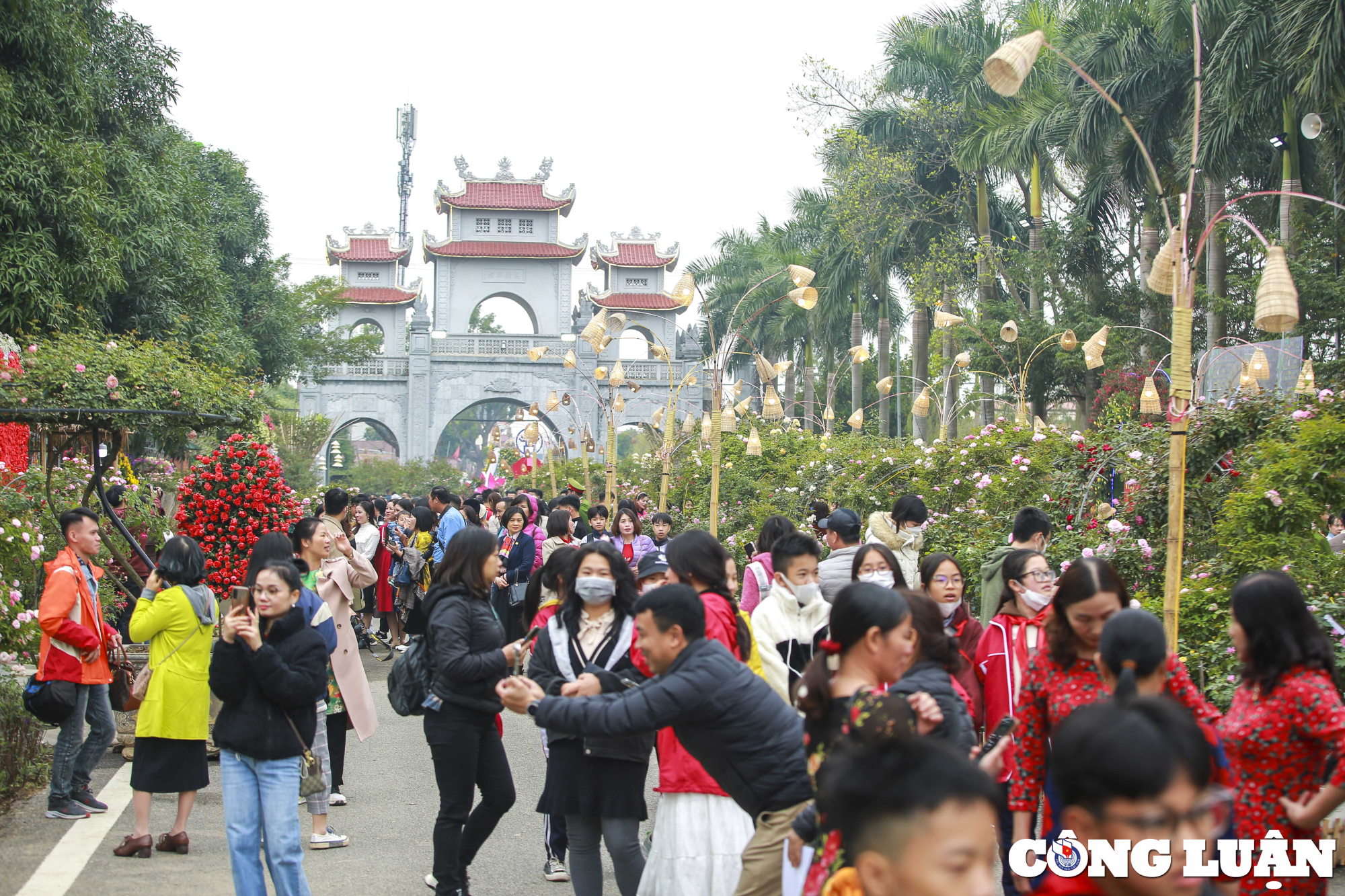 ha noi hang nghin nguoi dan do ve le hoi hoa me linh trong ngay dau khai mac hinh 3