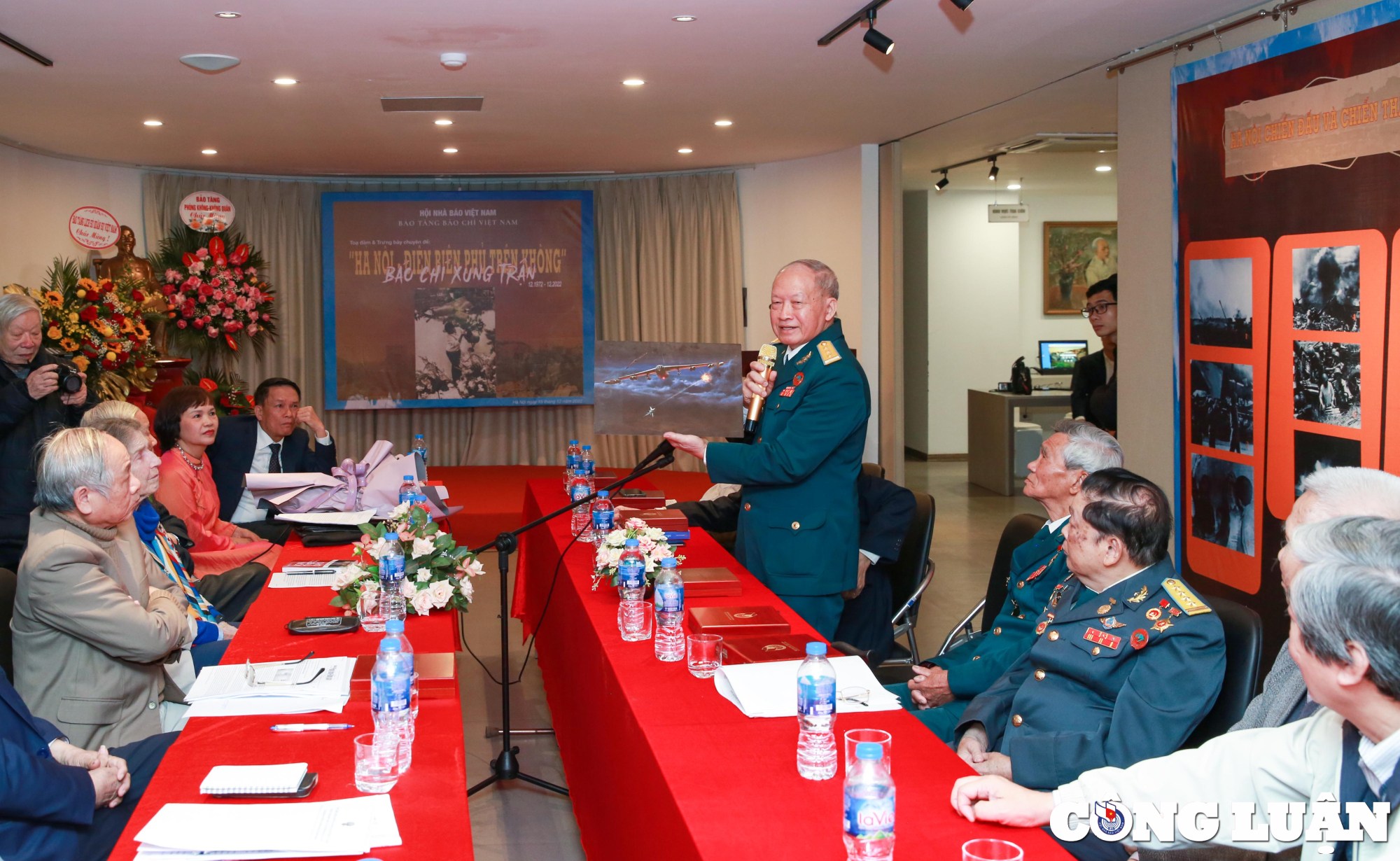 bao chi xung tran ha noi dien bien phu tren khong mot bai ca chien thang ve nghe bao hinh 3