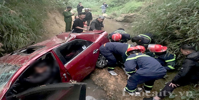 lao cai giai cuu 2 nguoi tren xe du lich bi roi xuong cong hinh 1