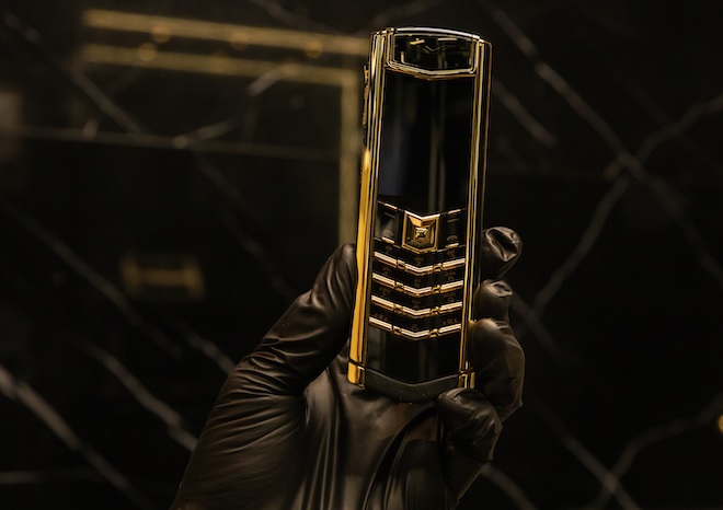 can canh chiec vertu signature v pure black full gold hinh 1