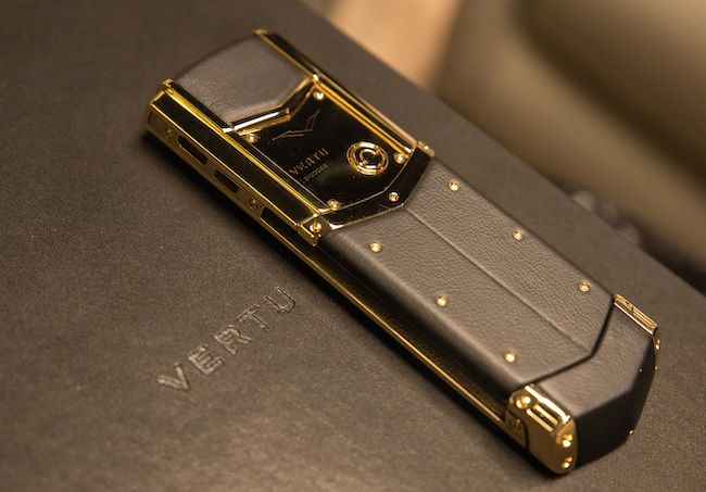 can canh chiec vertu signature v pure black full gold hinh 5