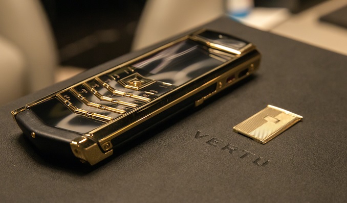 can canh chiec vertu signature v pure black full gold hinh 6