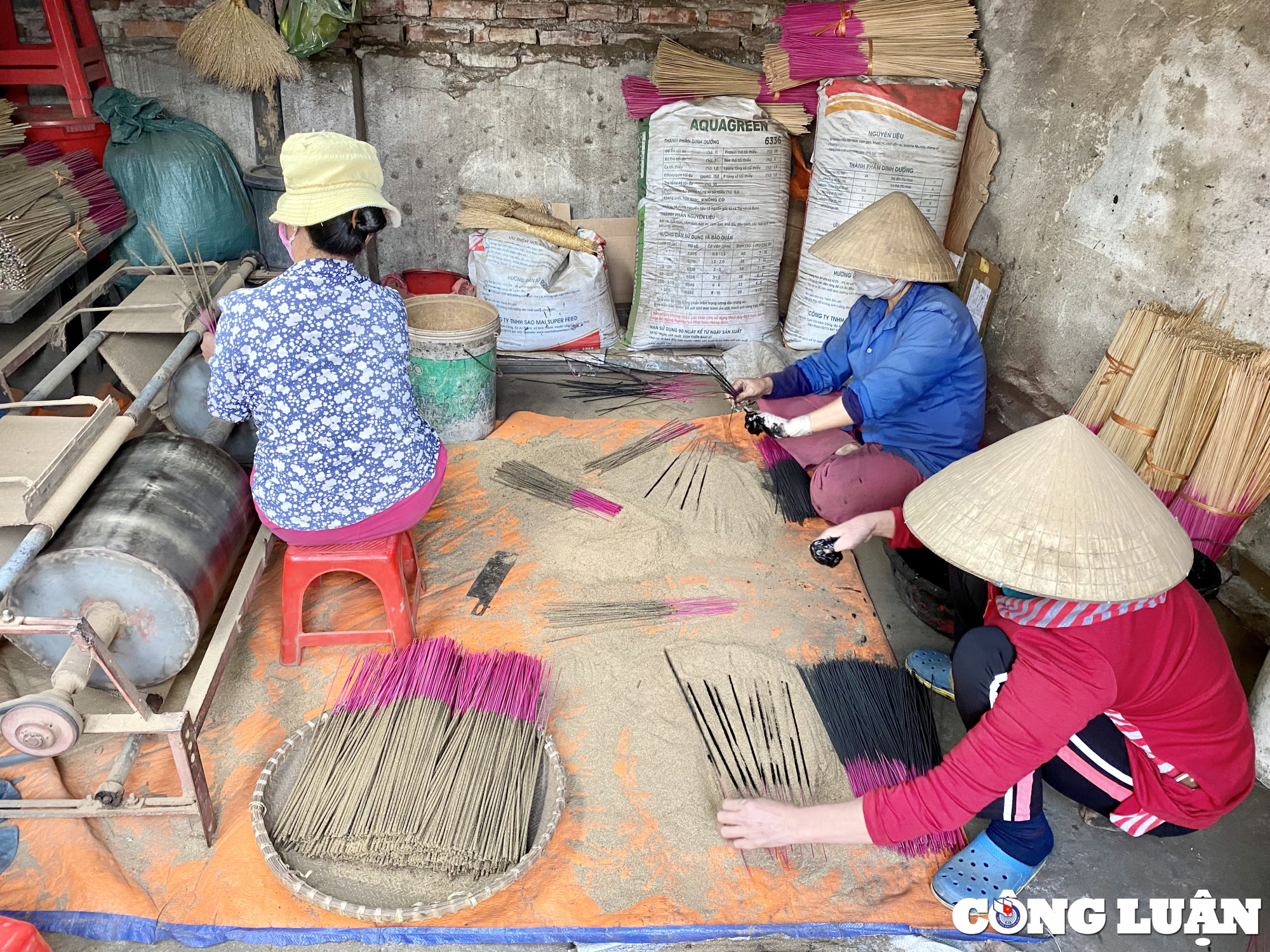 doi vo chong gia nang long giu nghe lam huong truyen thong hinh 2