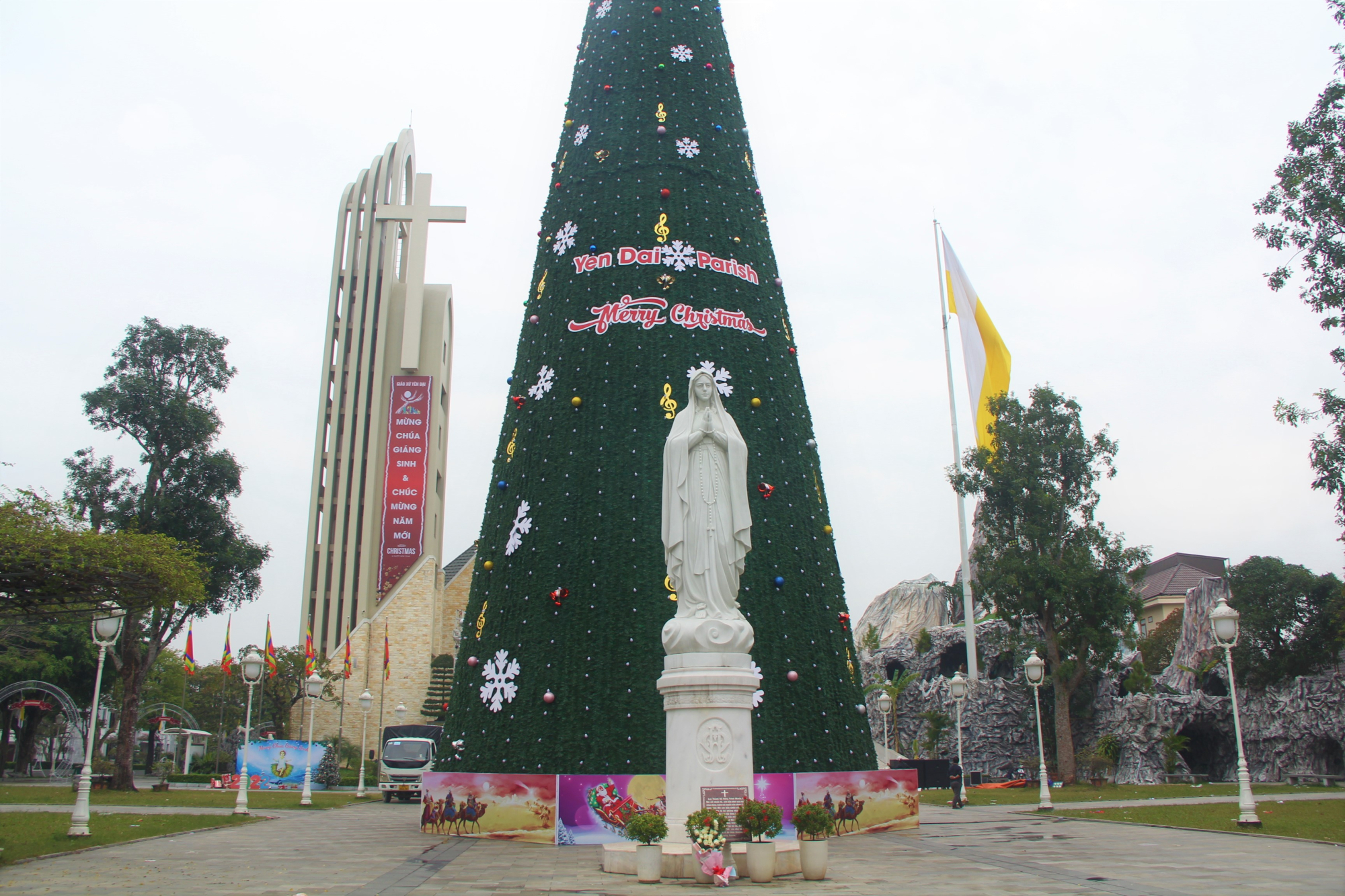 ngam cay thong noel khung o xu nghe hinh 1