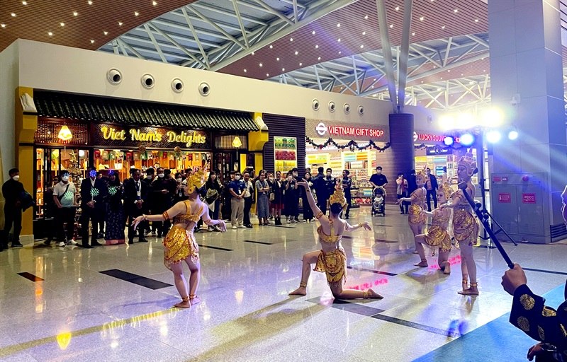 da nang dua nghe thuat truyen thong vao bieu dien tai san bay hinh 2