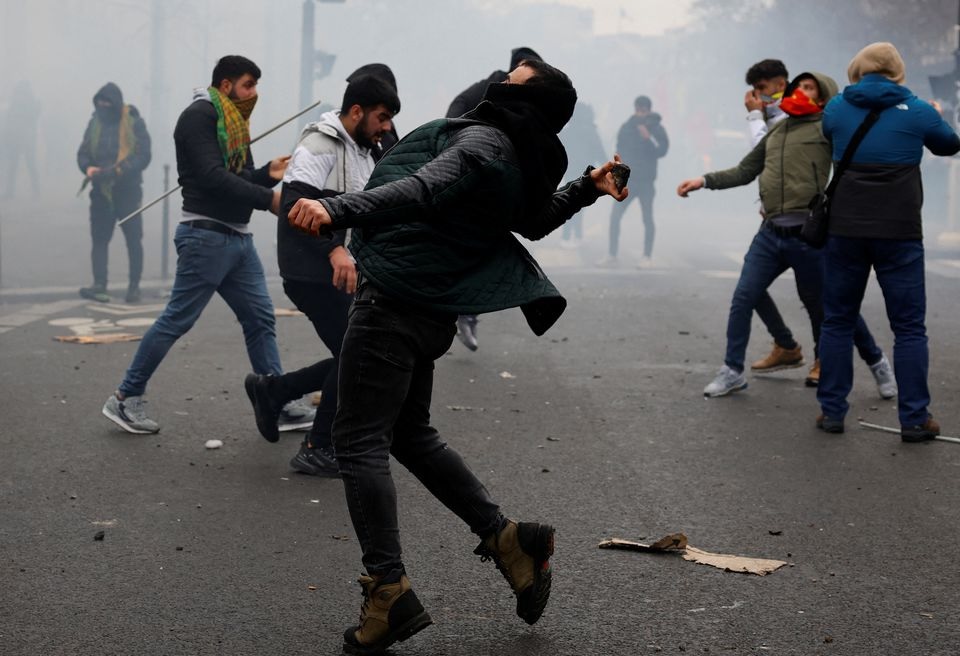 cuoc bieu tinh cua nguoi kurd ve vu xa sung o paris bien thanh bao luc hinh 3