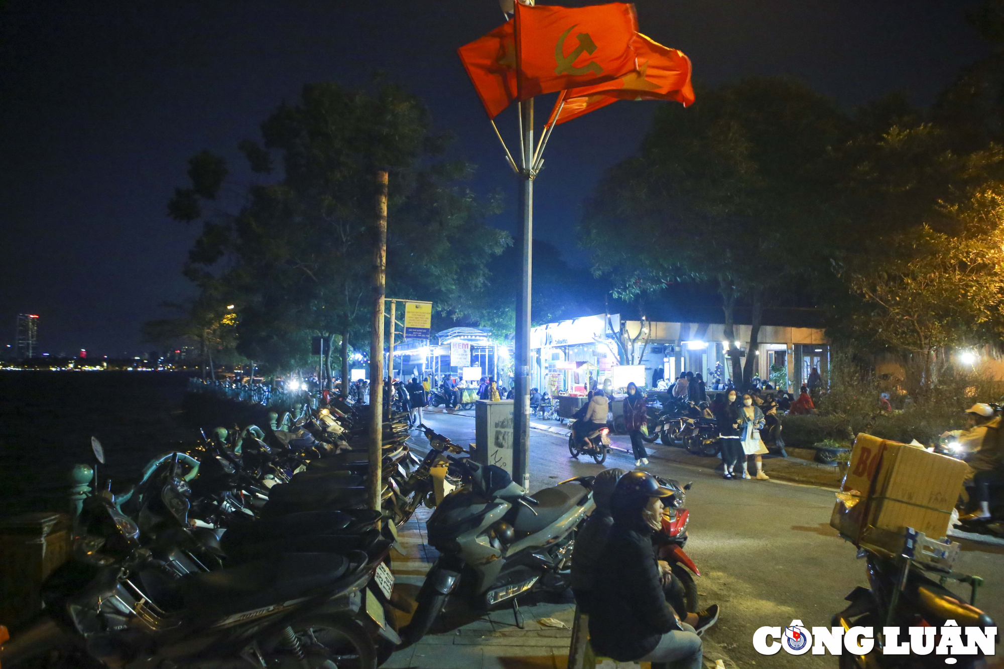 ha noi via he ho tay bi chiem dung nguoi di bo phai di duoi long duong hinh 17