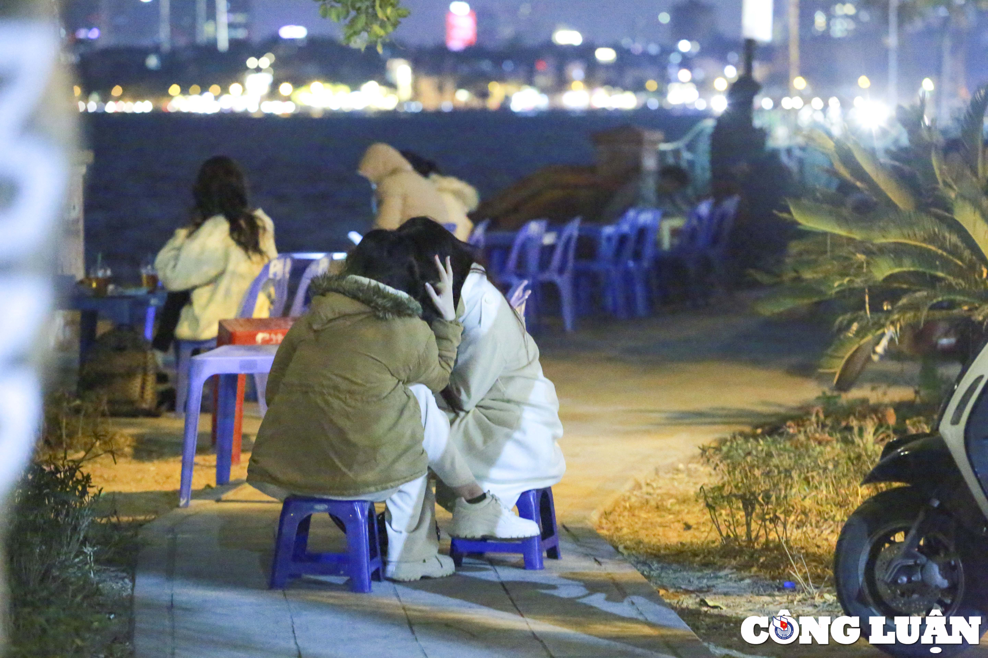 ha noi via he ho tay bi chiem dung nguoi di bo phai di duoi long duong hinh 13