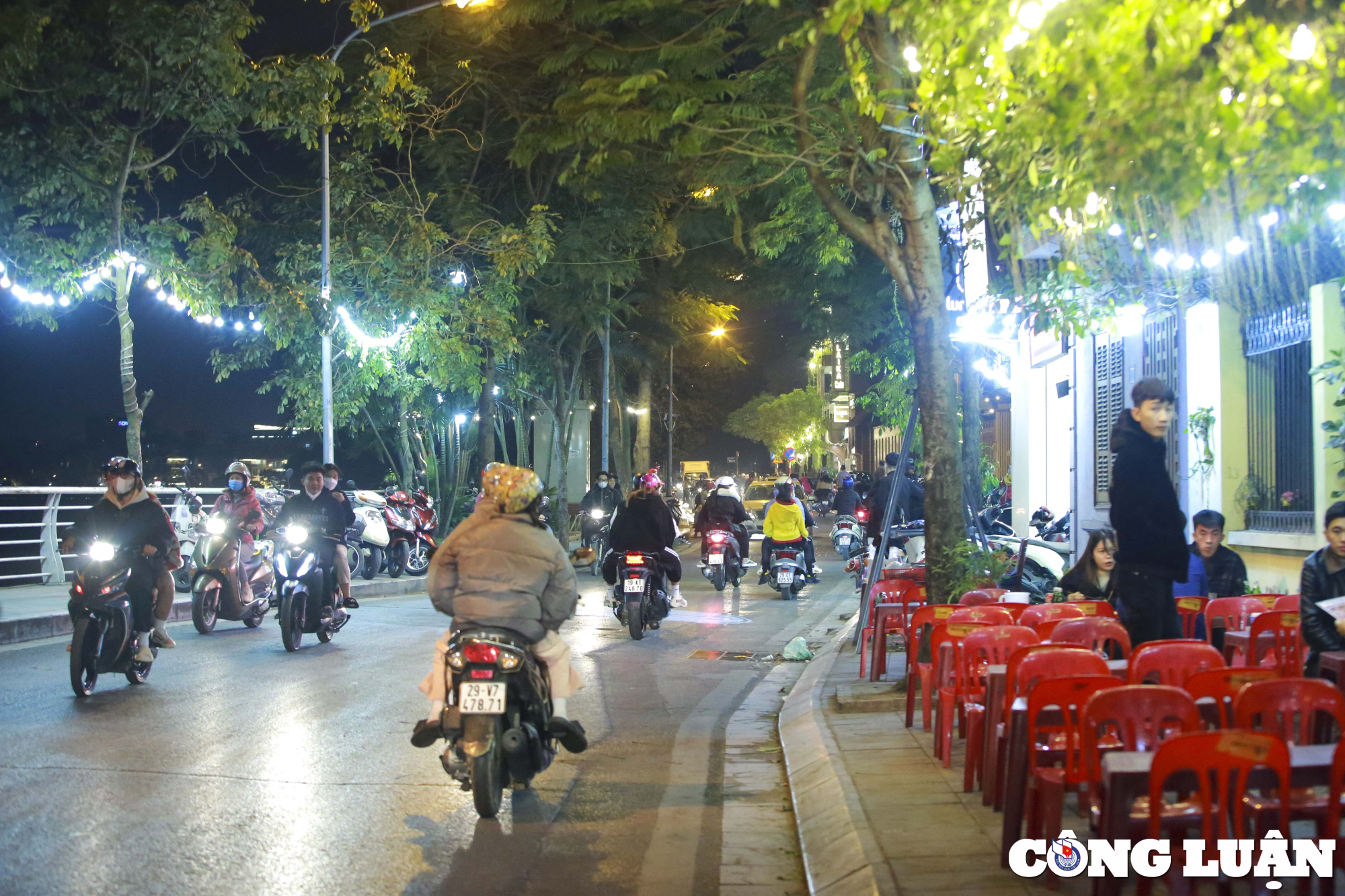 ha noi via he ho tay bi chiem dung nguoi di bo phai di duoi long duong hinh 15