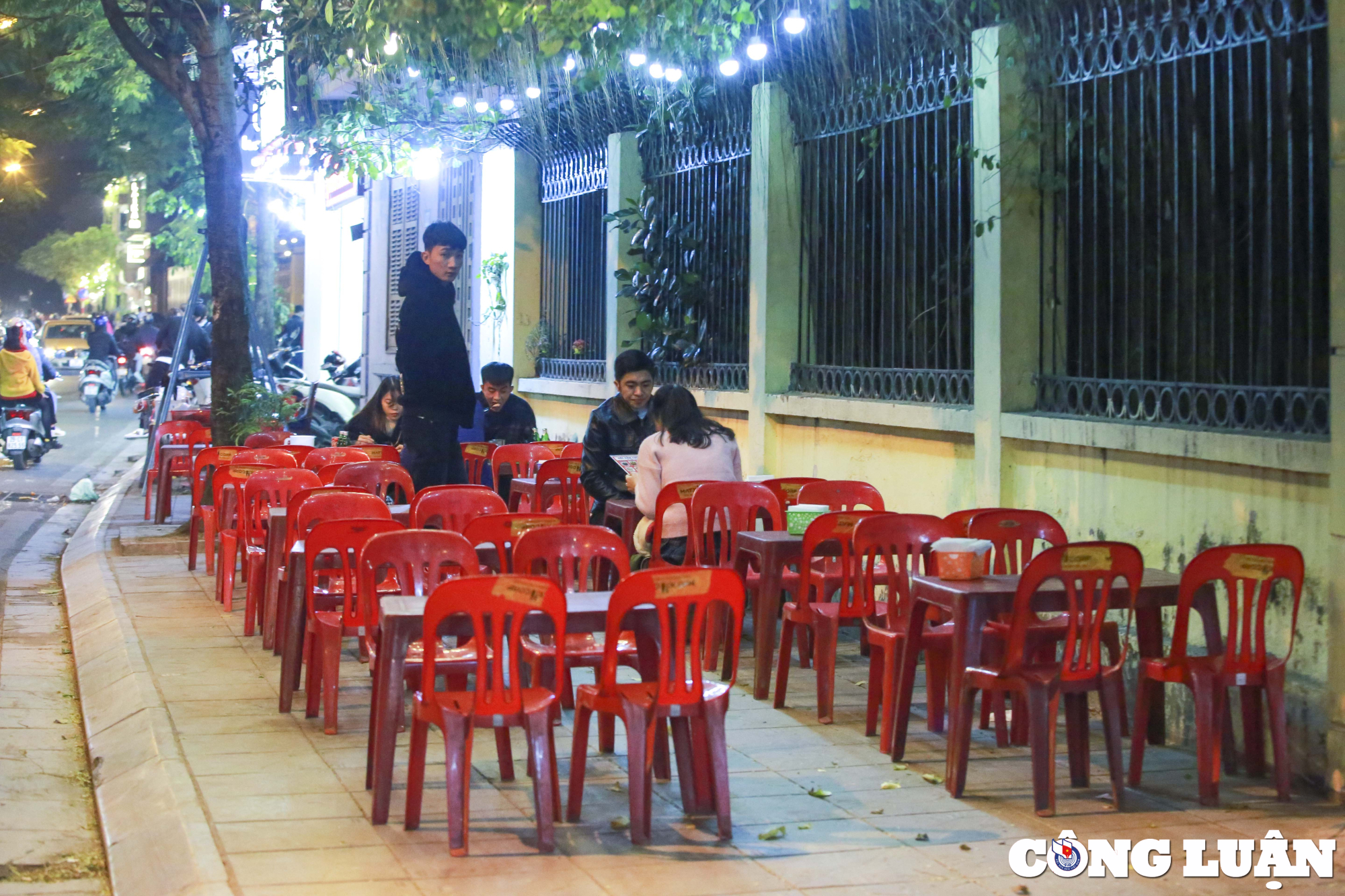 ha noi via he ho tay bi chiem dung nguoi di bo phai di duoi long duong hinh 16