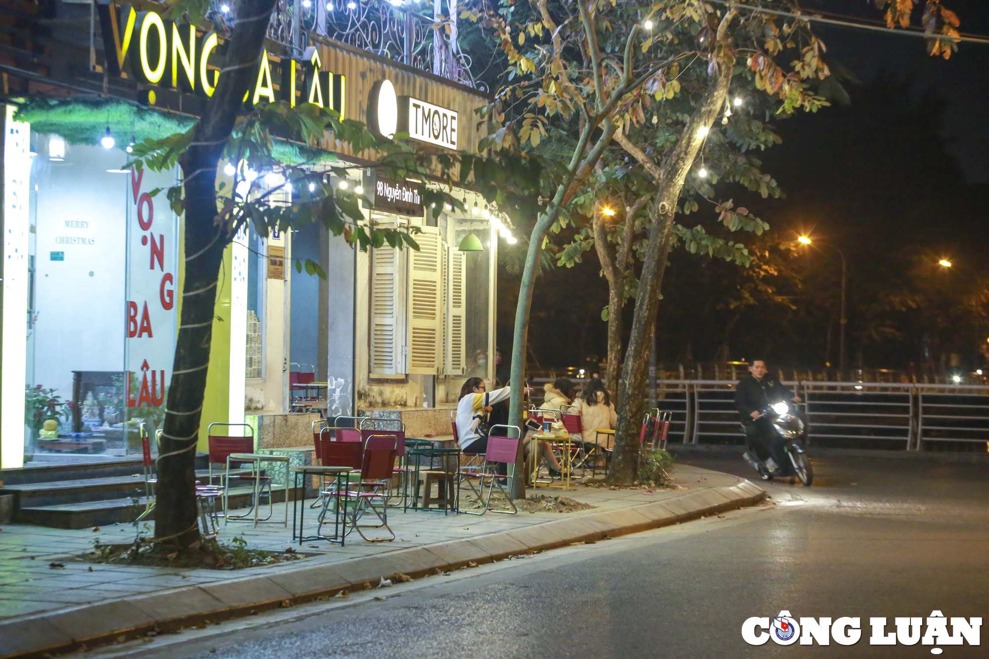 ha noi via he ho tay bi chiem dung nguoi di bo phai di duoi long duong hinh 1