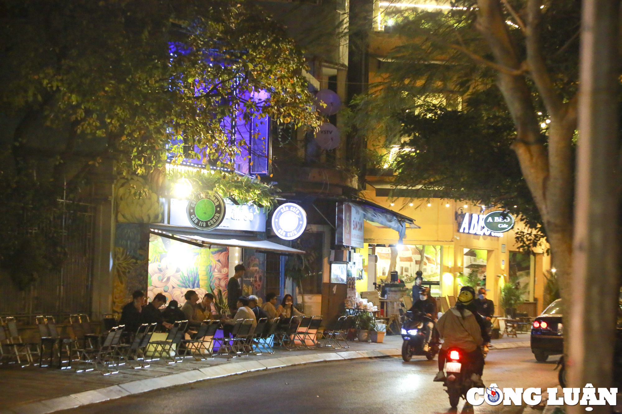 ha noi via he ho tay bi chiem dung nguoi di bo phai di duoi long duong hinh 14