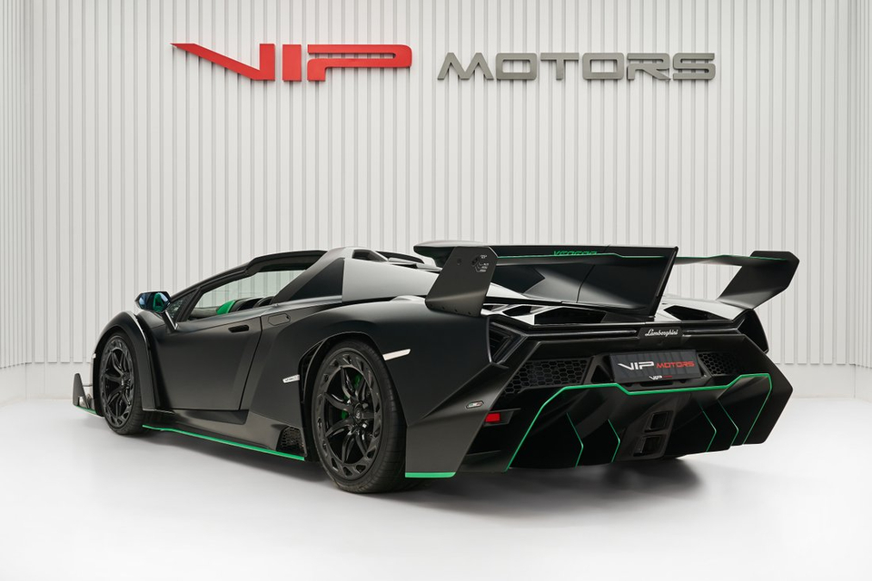 lamborghini veneno roadster co gia gan 10 trieu usd hinh 2