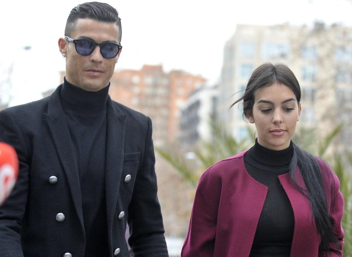 ronaldo nhan qua khung tu co bo georgina rodriguez hinh 1