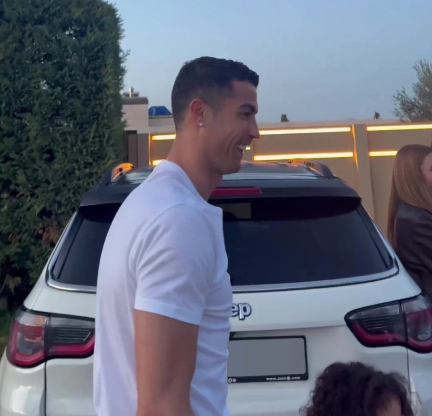 ronaldo nhan qua khung tu co bo georgina rodriguez hinh 3