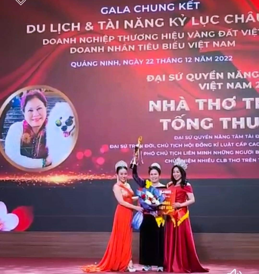 vu ba tong thu ngan duoc vinh danh nha tho the gioi su kien to chuc chui hinh 1