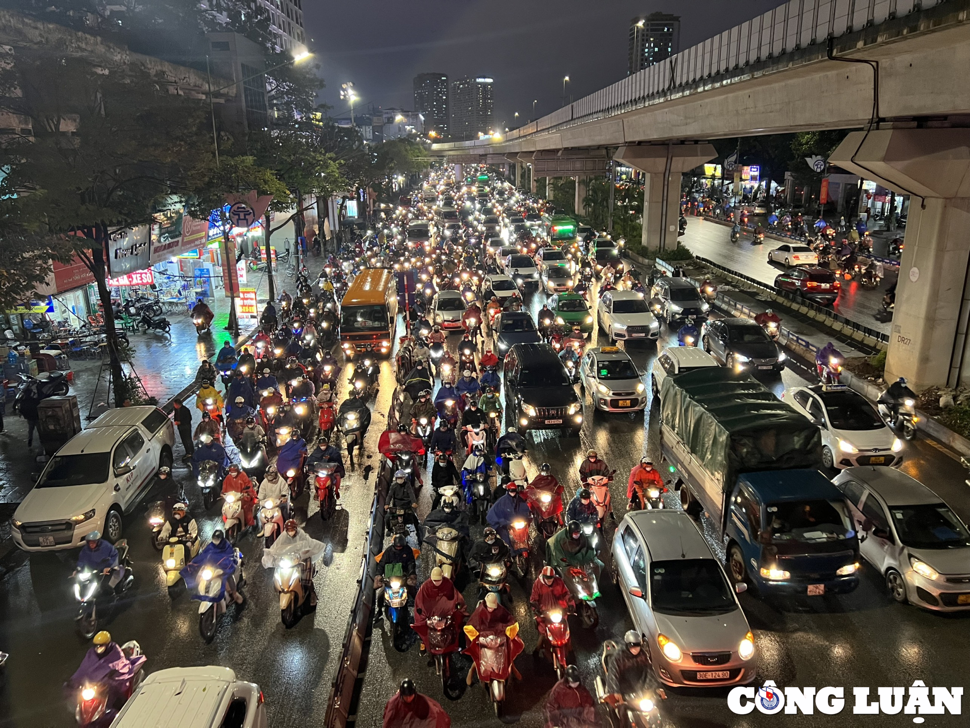 ha noi mua ret duong pho lai un tac keo dai hinh 6