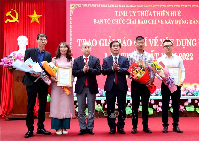 thua thien  hue trao thuong cho 26 tac pham tai giai bao chi ve xay dung dang hinh 1