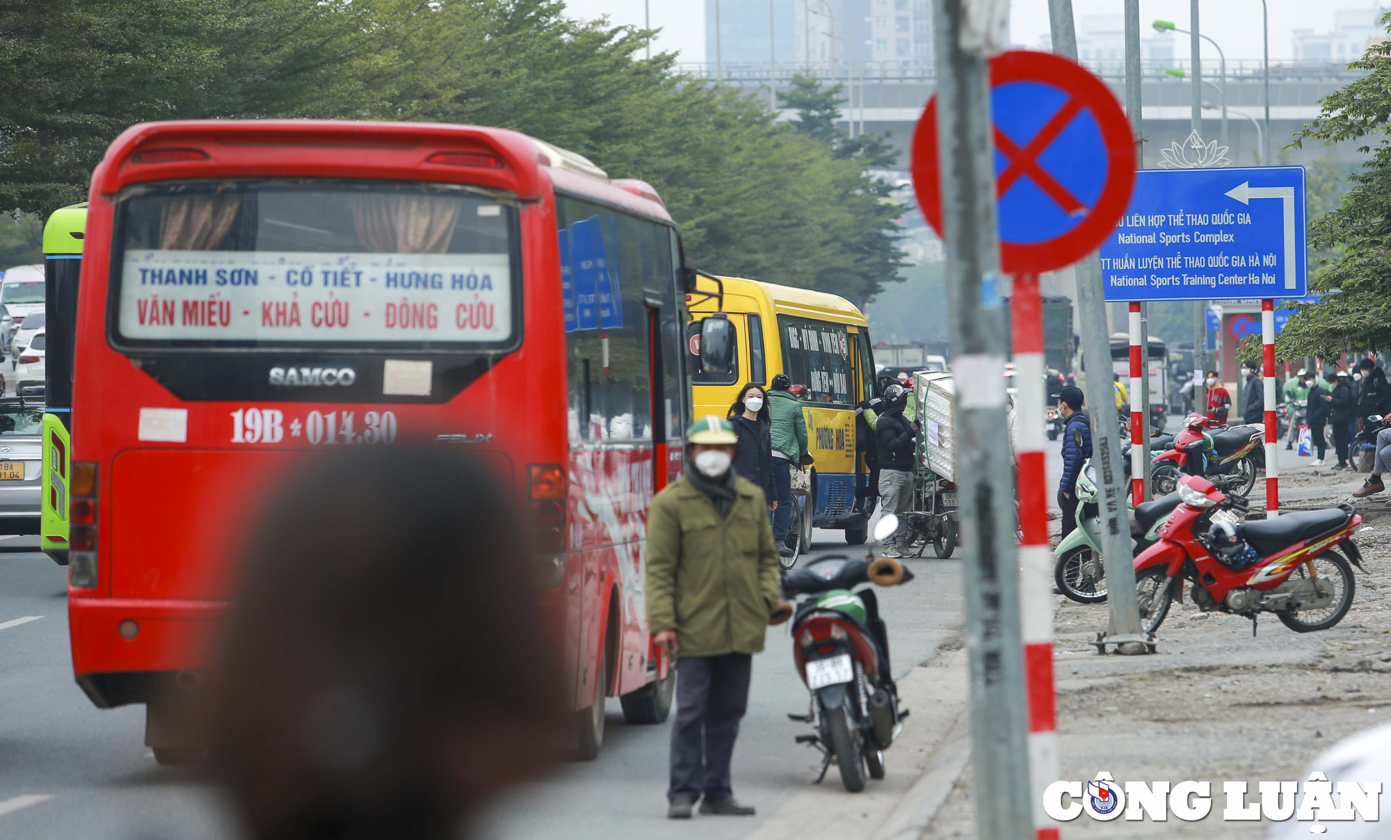 ha noi nguoi dan do ra duong bat xe ve que hang loat xe don khach doc duong hinh 8