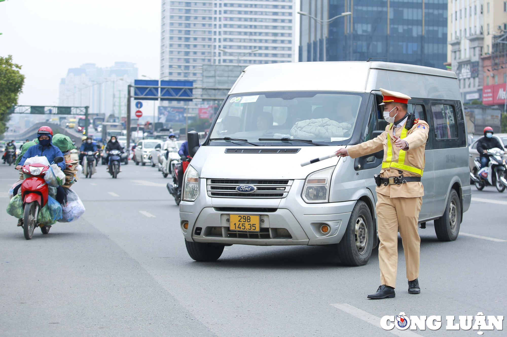 ha noi nguoi dan do ra duong bat xe ve que hang loat xe don khach doc duong hinh 5