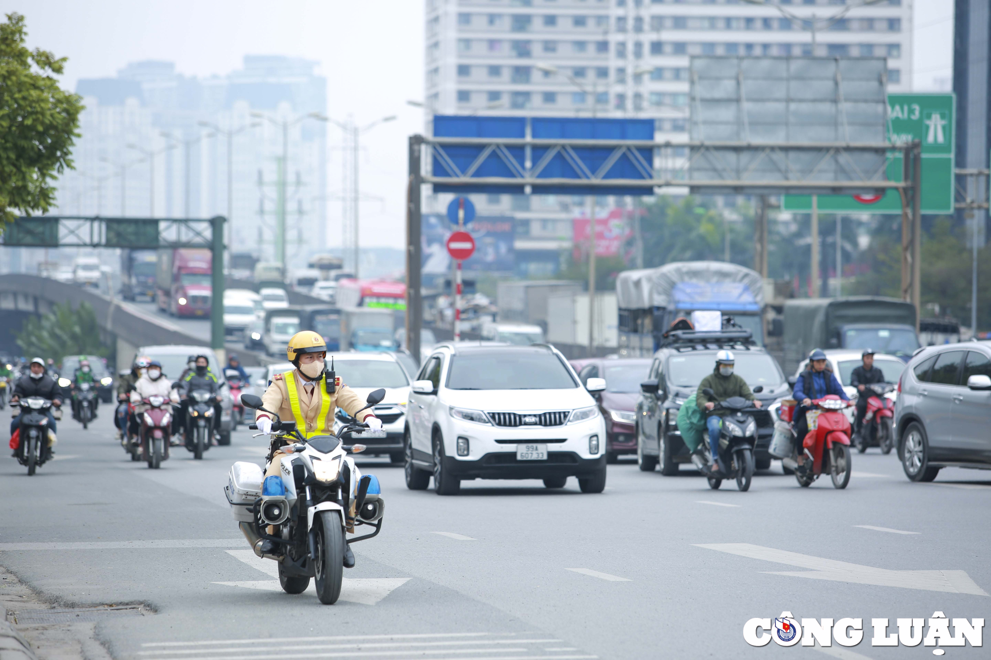 ha noi nguoi dan do ra duong bat xe ve que hang loat xe don khach doc duong hinh 3