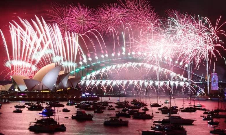 Pháo hoa sáng rực bầu trời Nhà hát Opera Sydney, Úc chào đón năm mới 2023. Ảnh: AFP